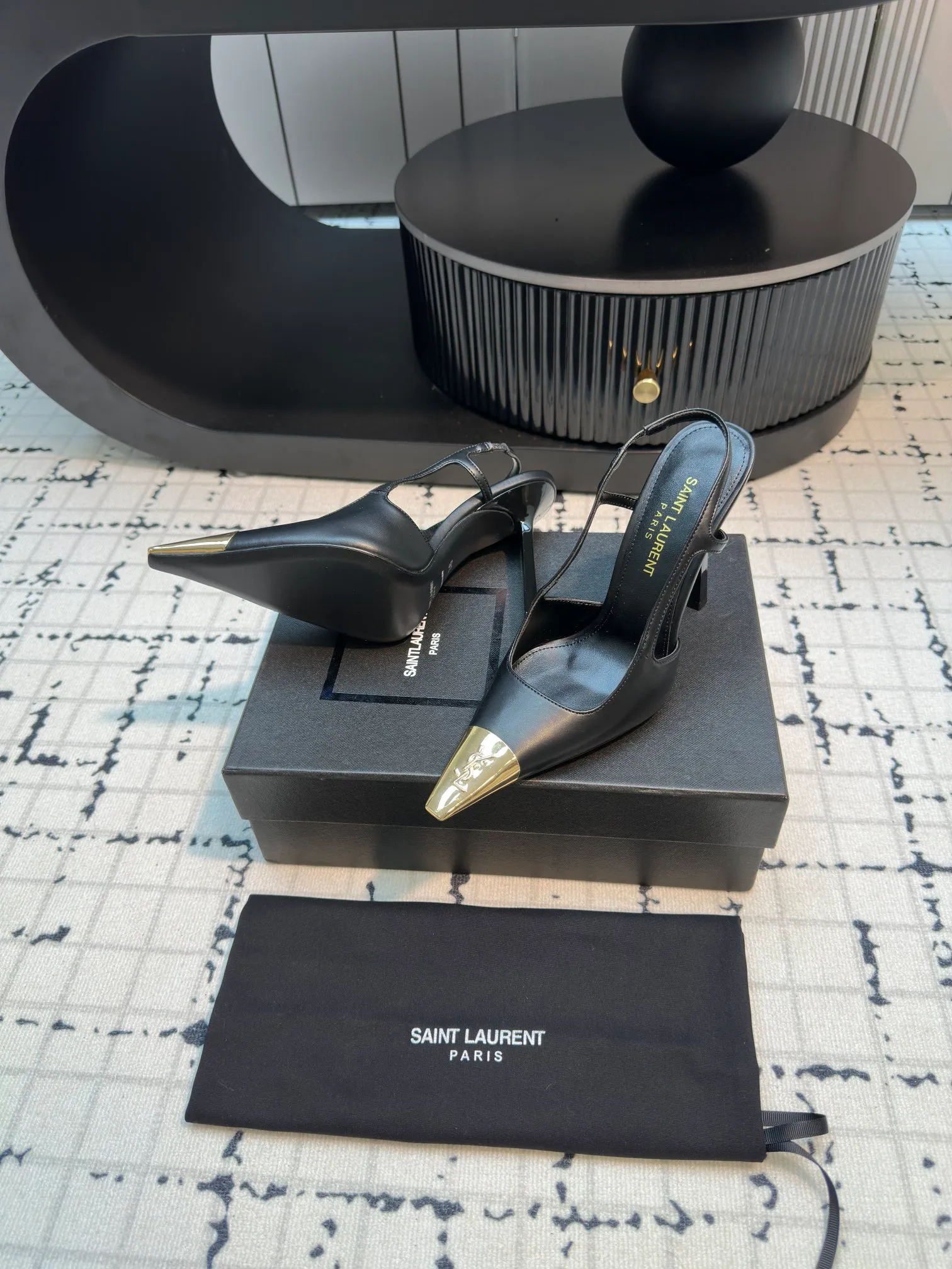 👟👟Ex-factory price 560👟👟 laurent 2025 spring and summer new YSL small gold-toed high heels, very stable on the foot, super heeling, feel free to buy! The heel is custom-made from a new mold. It is an exclusive heel. The height is the same as the original one to distinguish various incorrect versions! High-end sexy, ysl still understands women best❤️ Upper: Silk Lining: Sheepskin Sole: Italian genuine leather outsole Size: 35/40 (40 is custom-made and cannot be returned or exchanged)